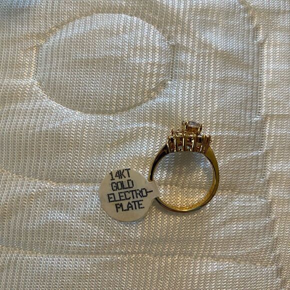 14 K gold- plated cubic wedding/ engagement zirconia ring in size 8 NWT Classic - Picture 9 of 10